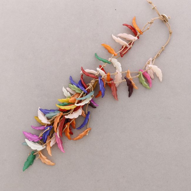 RESIN LEAF PENDANT NECKLACE