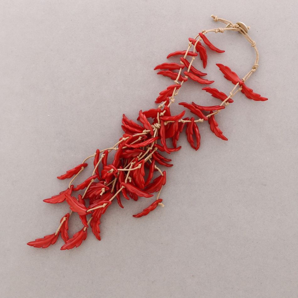 RESIN LEAF PENDANT NECKLACE
