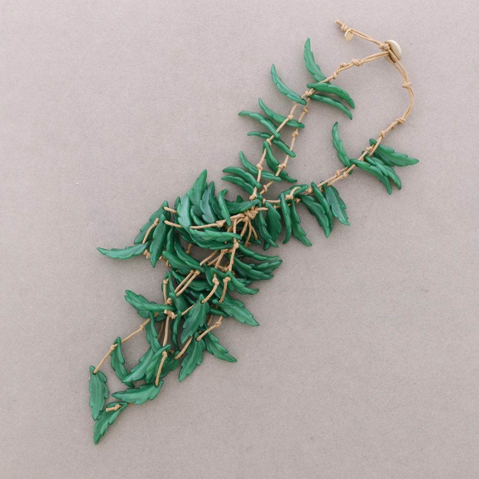 RESIN LEAF PENDANT NECKLACE