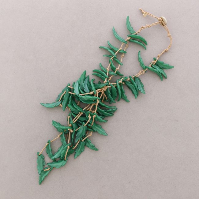RESIN LEAF PENDANT NECKLACE