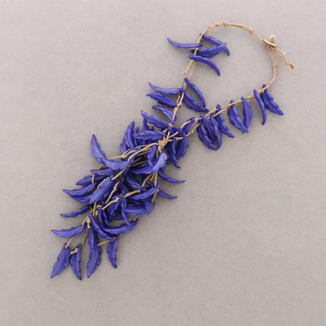 RESIN LEAF PENDANT NECKLACE