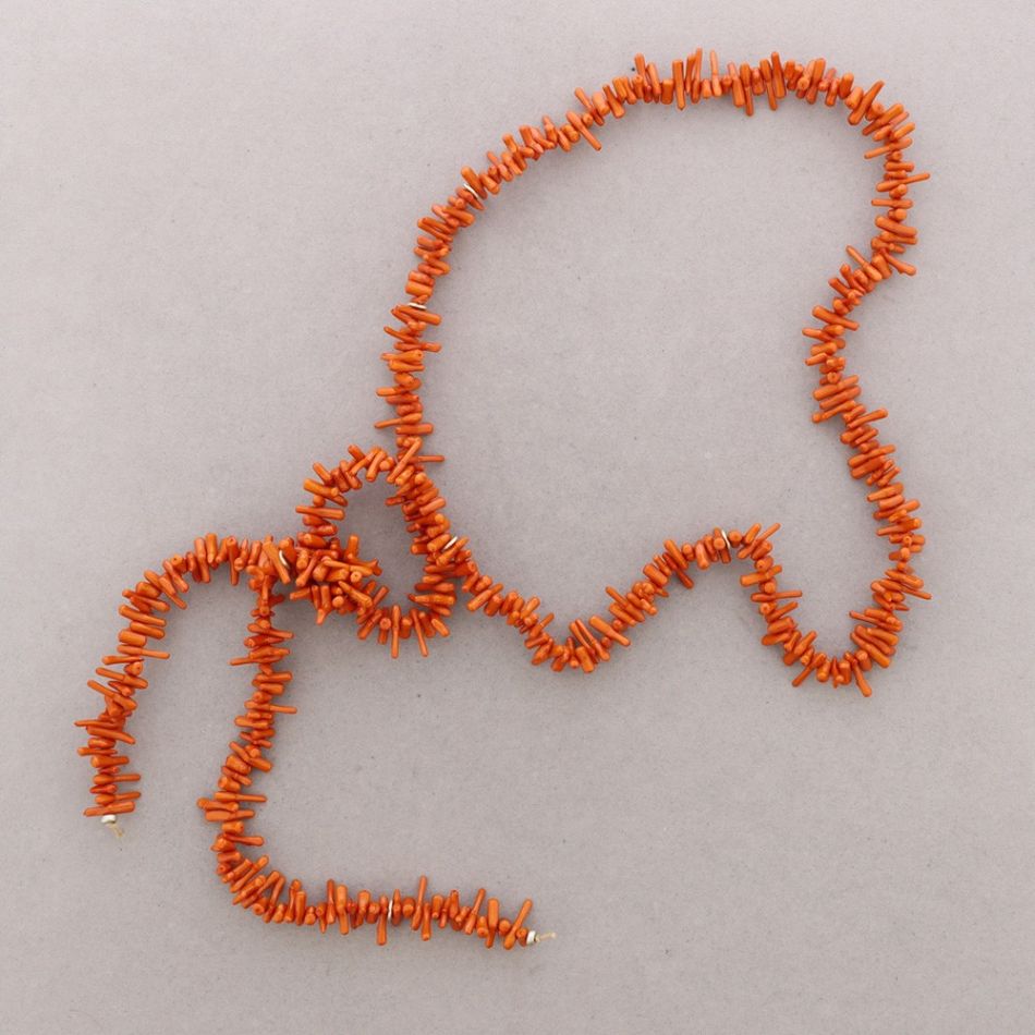 COLLAR LARGO CUENTAS CORALES RESINA