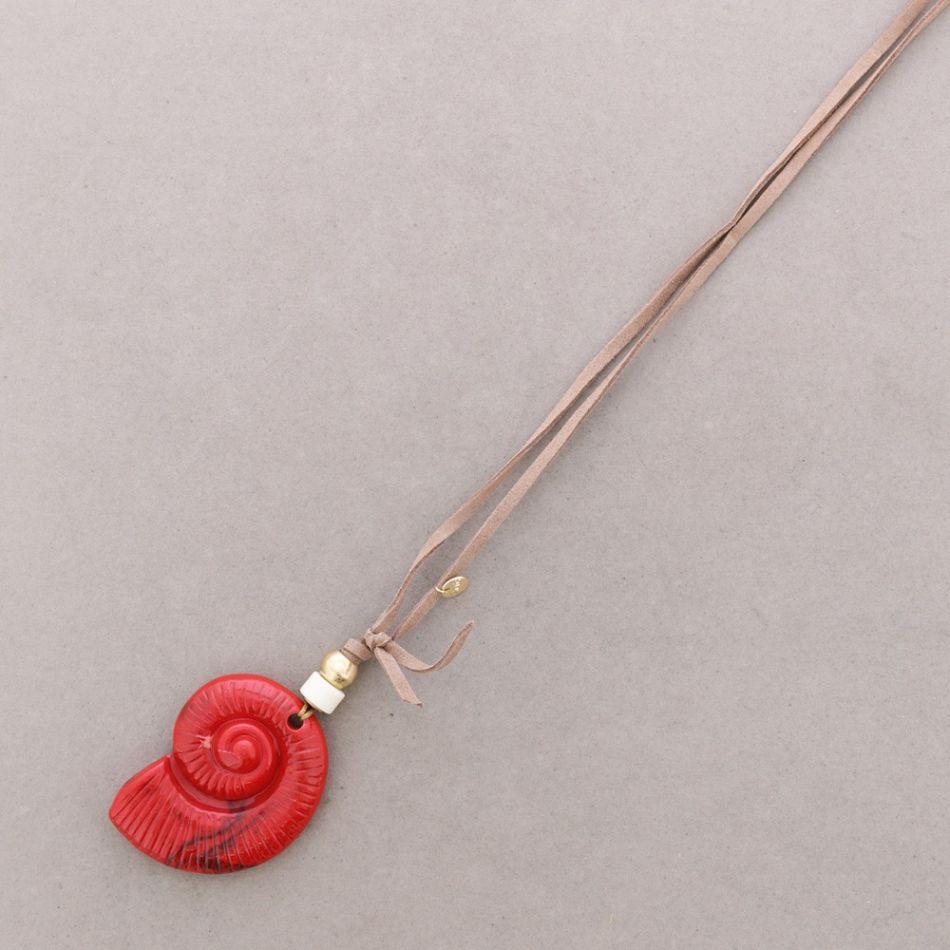 COLLAR LARGO COLGANTE CARACOLA RESINA