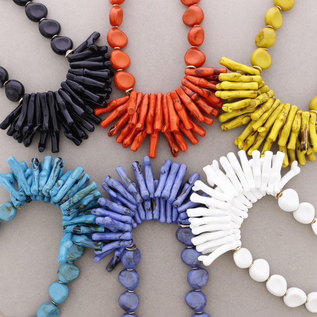 NECKLACE WITH CORAL AND RESIN PENDANT BEADS