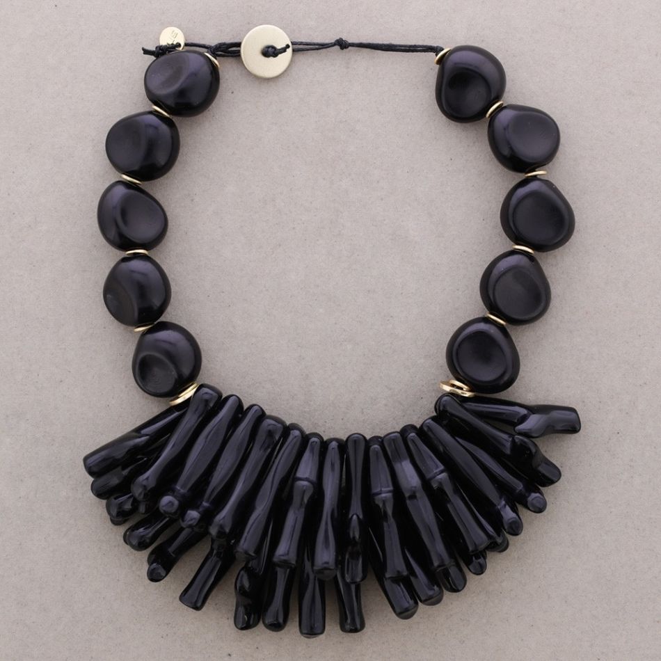 NECKLACE WITH CORAL AND RESIN PENDANT BEADS