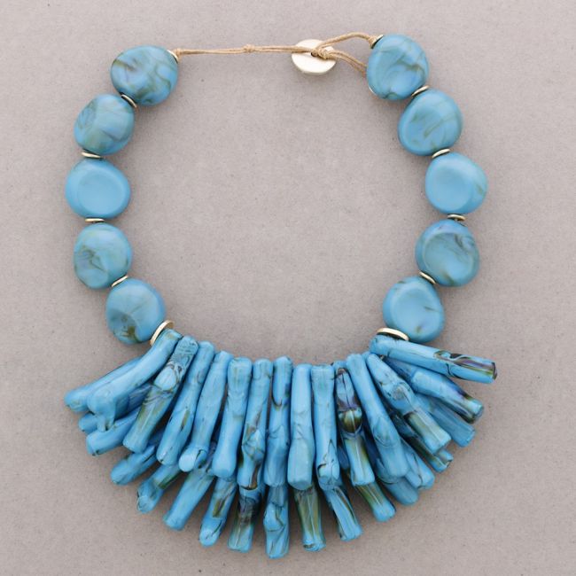 NECKLACE WITH CORAL AND RESIN PENDANT BEADS