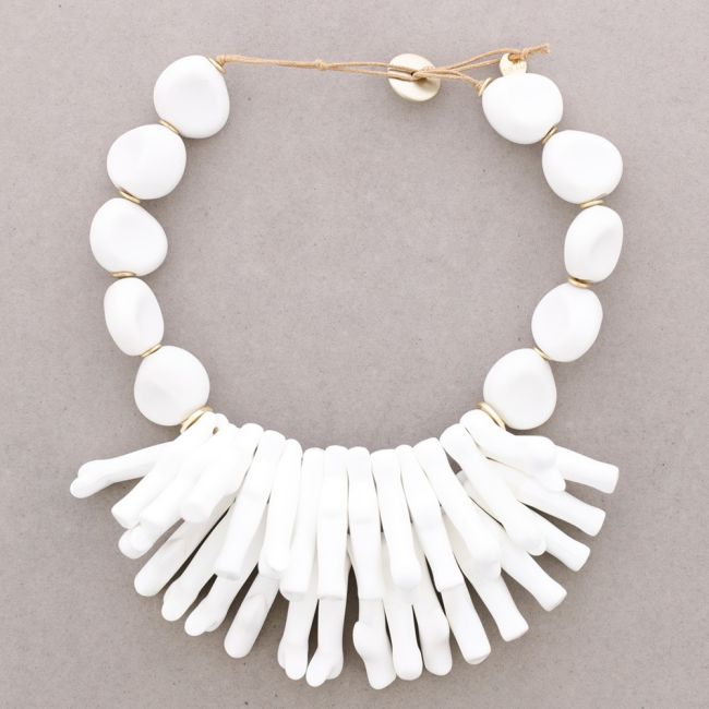NECKLACE WITH CORAL AND RESIN PENDANT BEADS