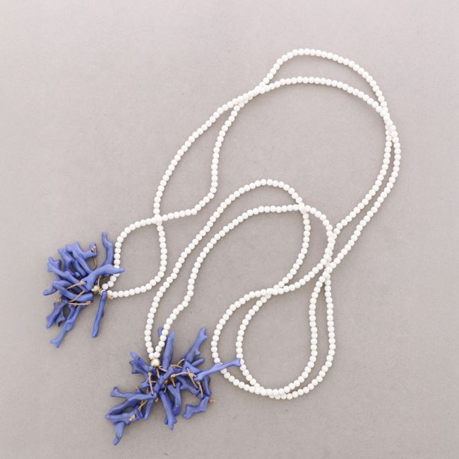 OPEN NECKLACE WITH CORAL RESIN PENDANT BEADS