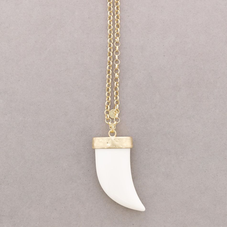 COLLAR LARGO COLGANTE CUERNO RESINA