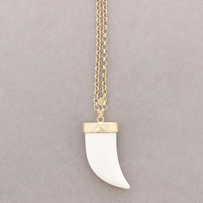 COLLAR LARGO COLGANTE CUERNO RESINA