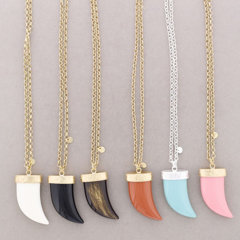 COLLAR LARGO COLGANTE CUERNO RESINA