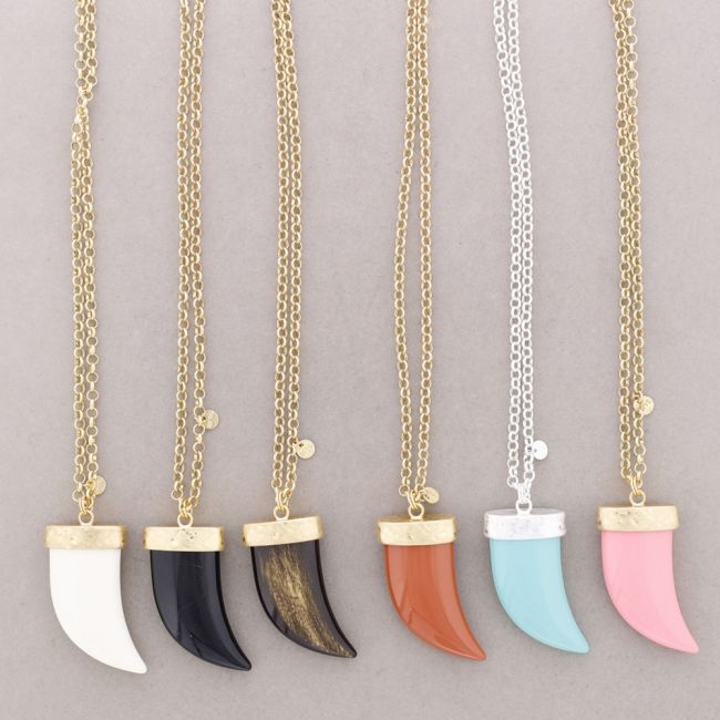 COLLAR LARGO COLGANTE CUERNO RESINA