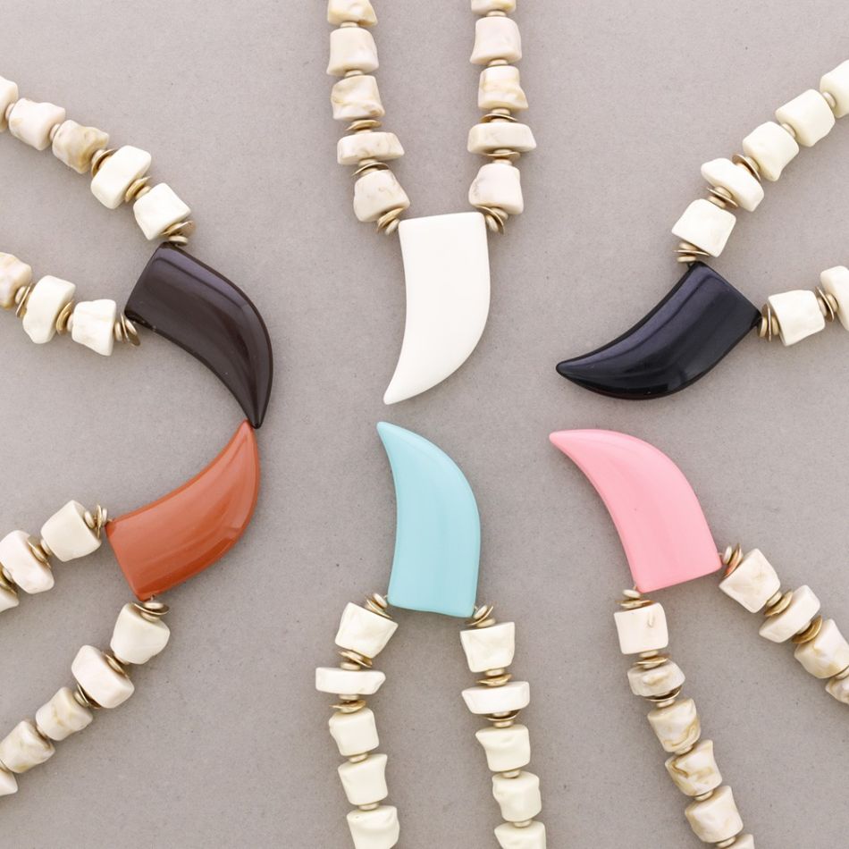 CHOKER WITH BEADS AND RESIN HORN PENDANT