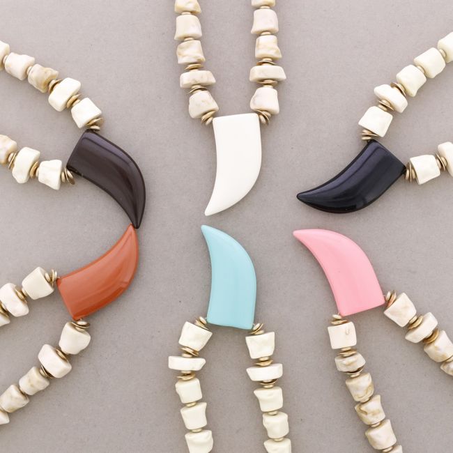 CHOKER WITH BEADS AND RESIN HORN PENDANT