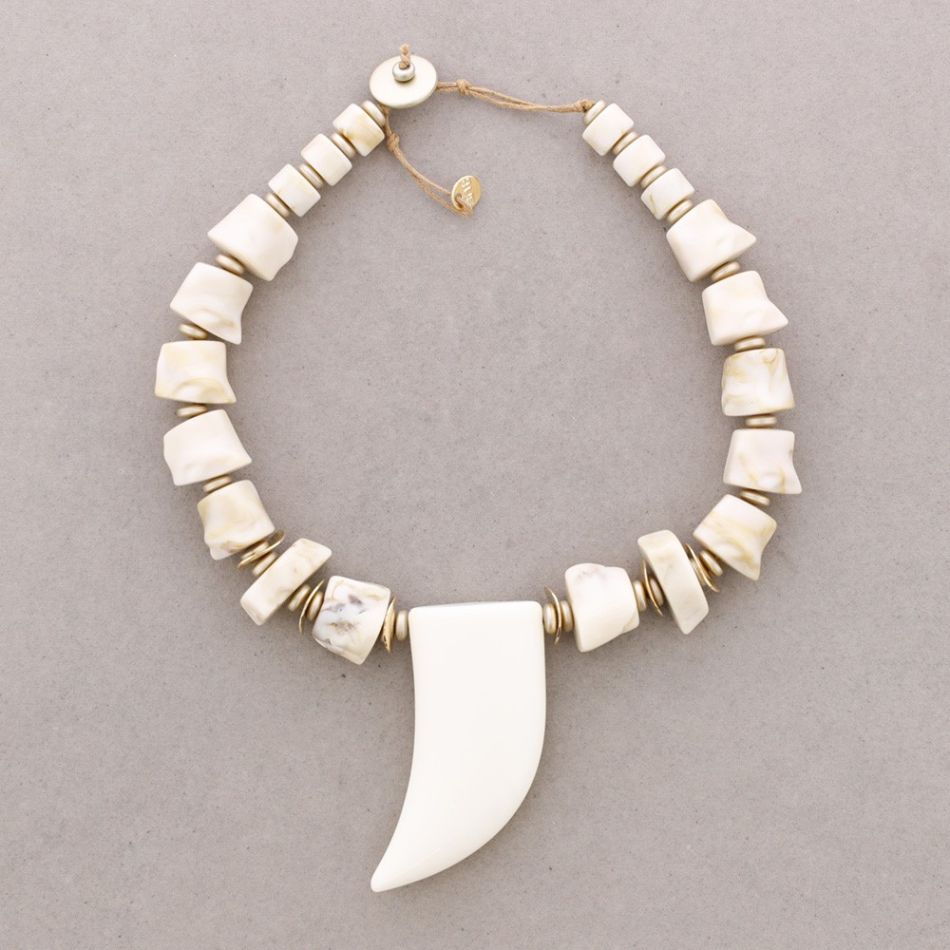 CHOKER WITH BEADS AND RESIN HORN PENDANT