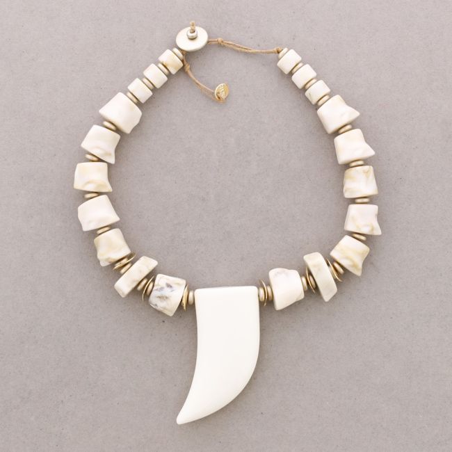 CHOKER WITH BEADS AND RESIN HORN PENDANT