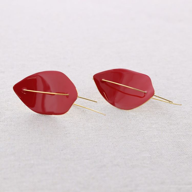 STEEL EARRINGS WITH ENAMEL LEAF PENDANT 2
