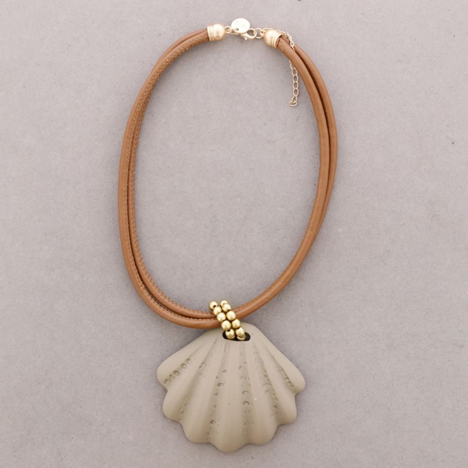 RESIN SHELL PENDANT NECKLACE