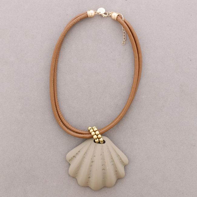 RESIN SHELL PENDANT NECKLACE