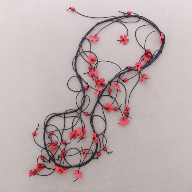 COLLAR LARGO FLECOS CAUCHO FLORES FOAMY