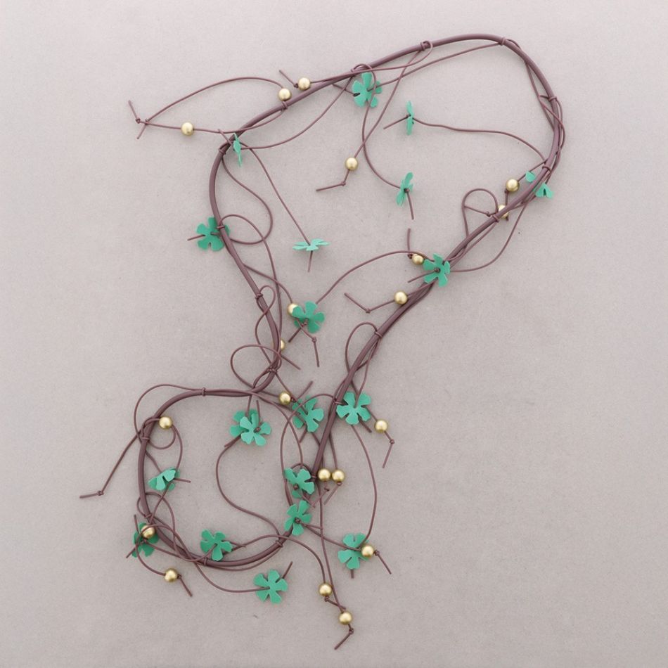 COLLAR LARGO FLECOS CAUCHO FLORES FOAMY