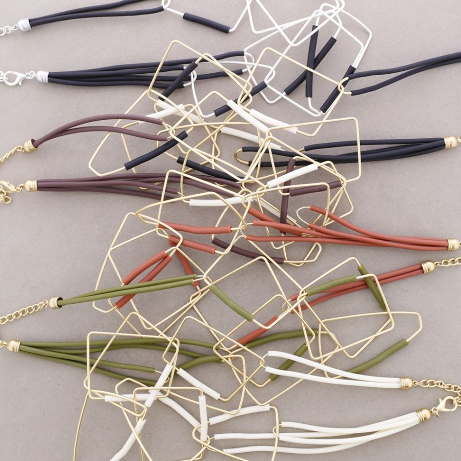 SQUARE LINK NECKLACE WITH METAL AND RUBBER