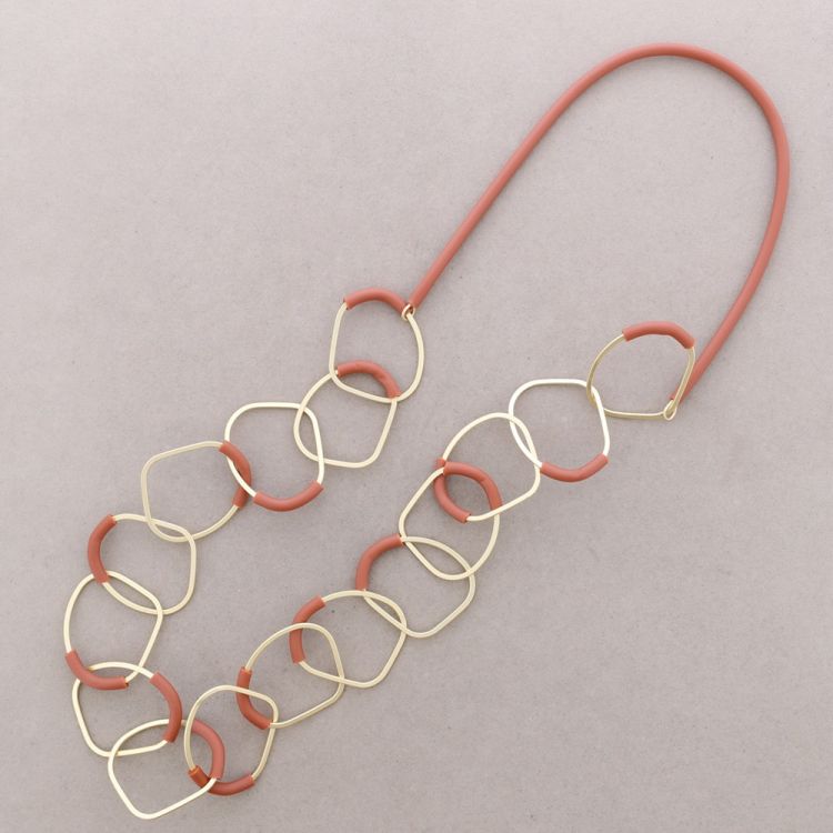 COLLAR LARGO ESLABONES METAL GOMA