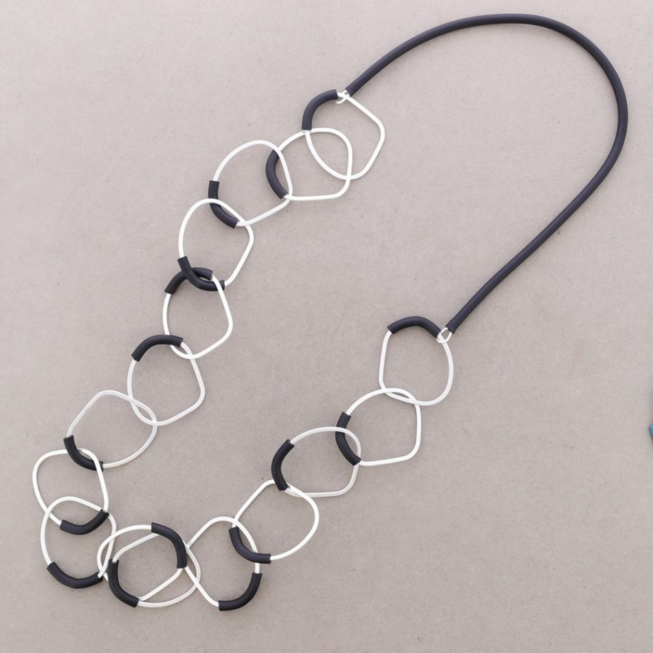 COLLAR LARGO ESLABONES METAL GOMA