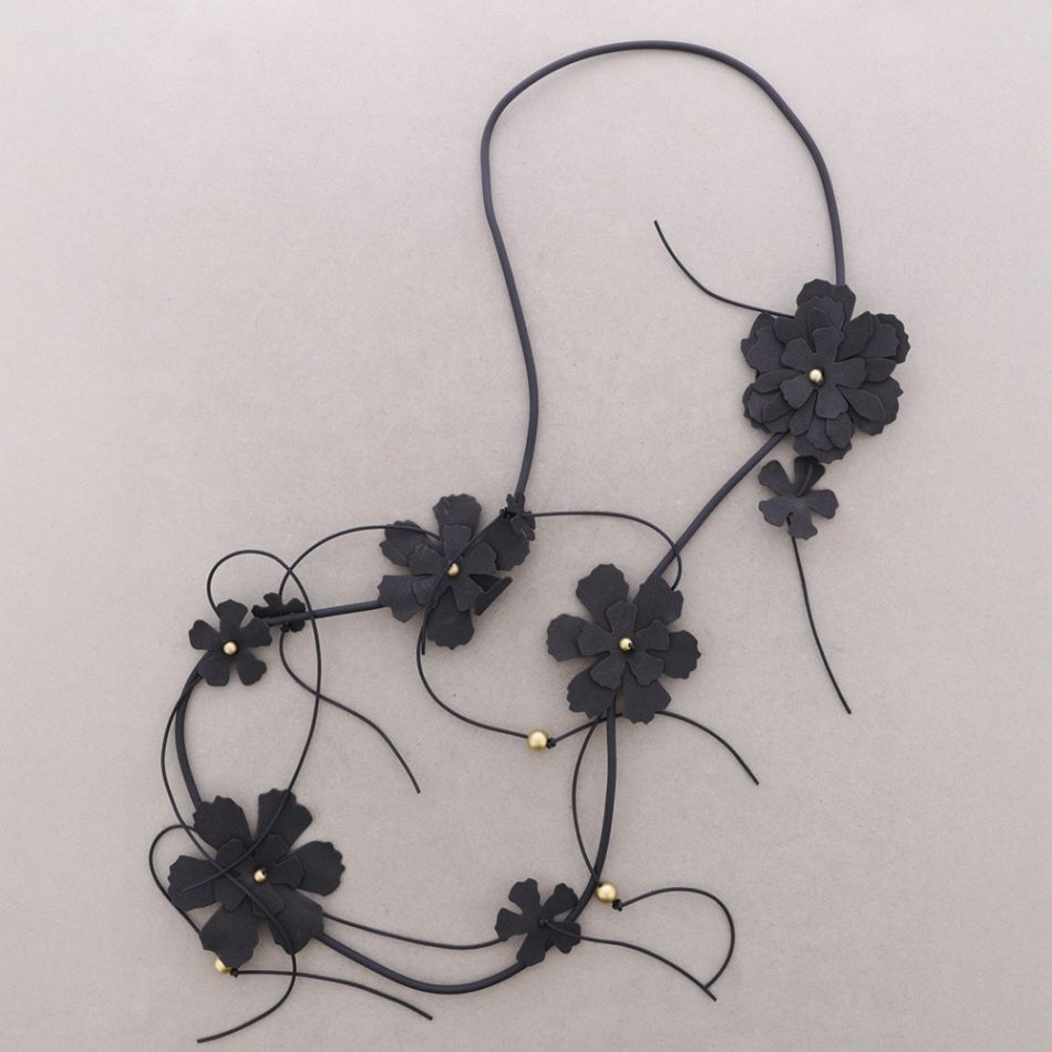 LONG RUBBER NECKLACE WITH FOAMY FLOWERS