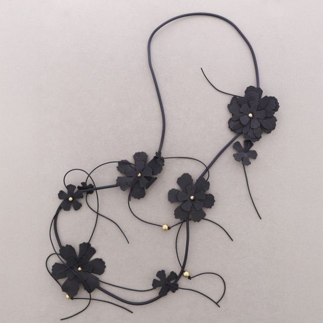 LONG RUBBER NECKLACE WITH FOAMY FLOWERS