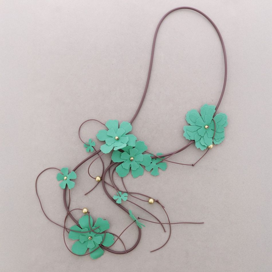 LONG RUBBER NECKLACE WITH FOAMY FLOWERS