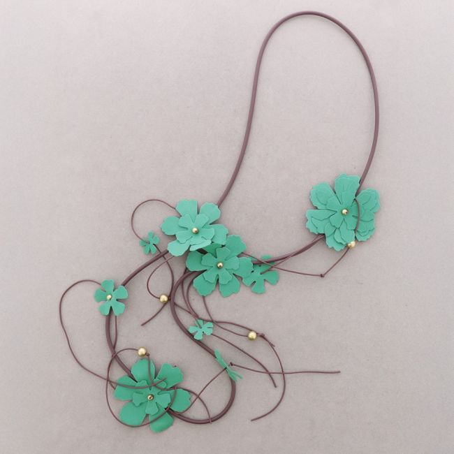 LONG RUBBER NECKLACE WITH FOAMY FLOWERS