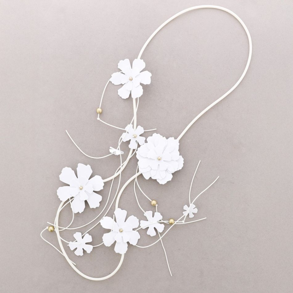 LONG RUBBER NECKLACE WITH FOAMY FLOWERS
