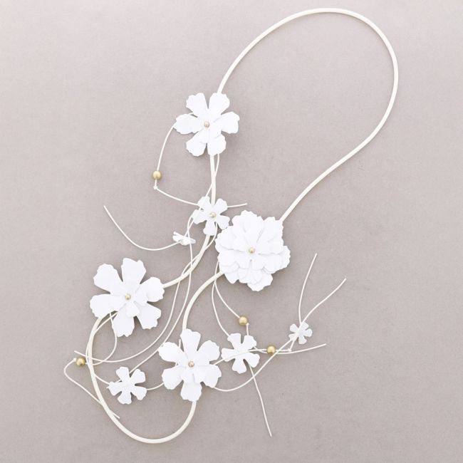 LONG RUBBER NECKLACE WITH FOAMY FLOWERS