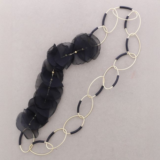 COLLAR LARGO ESLABONES METAL PÉTALO TELA