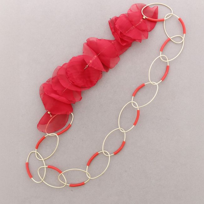COLLAR LARGO ESLABONES METAL PÉTALO TELA