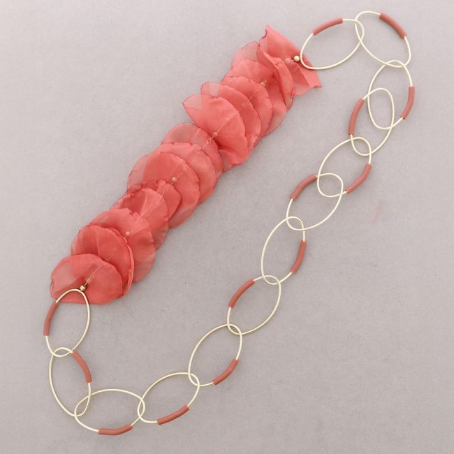 COLLAR LARGO ESLABONES METAL PÉTALO TELA