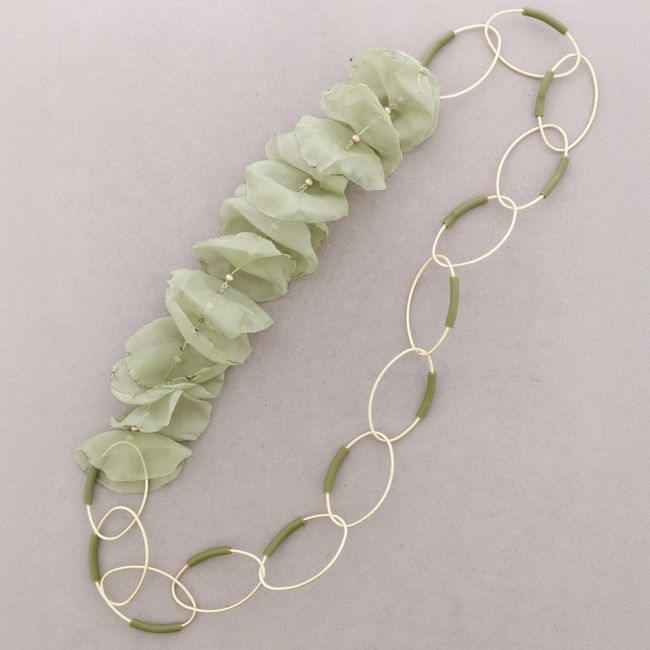 COLLAR LARGO ESLABONES METAL PÉTALO TELA