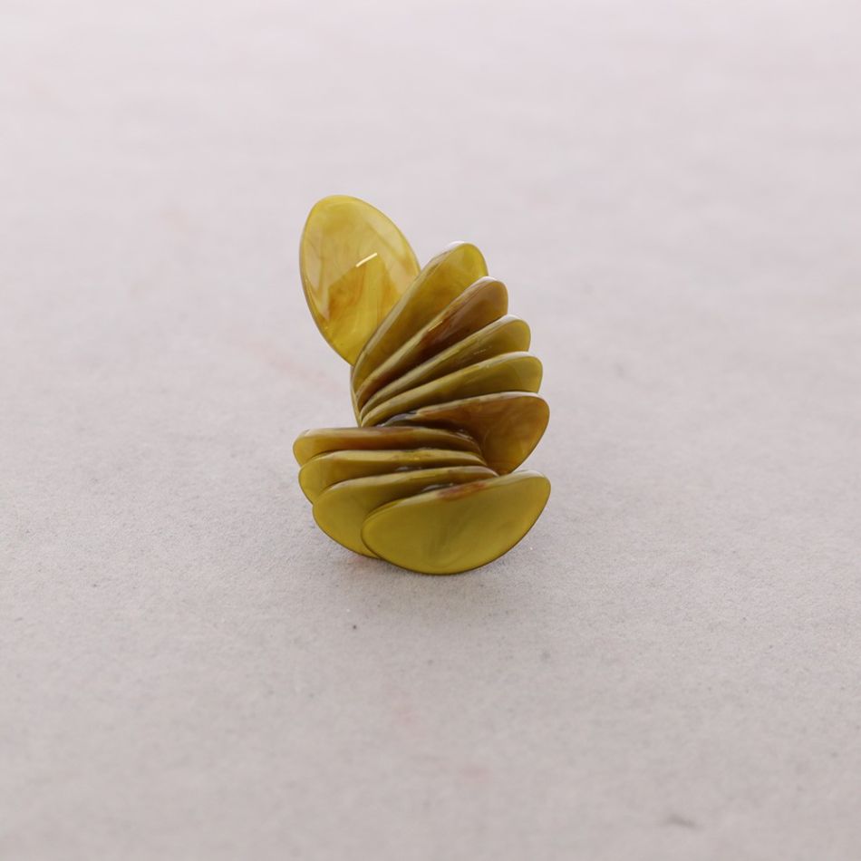 ANILLO AJUSTABLE PÉTALOS RESINA