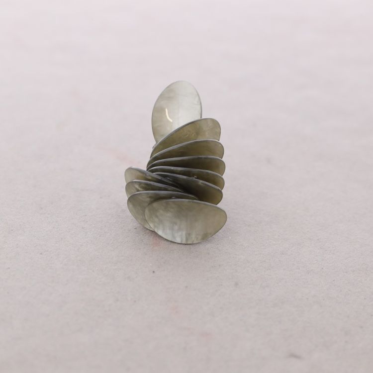 ANILLO AJUSTABLE PÉTALOS RESINA