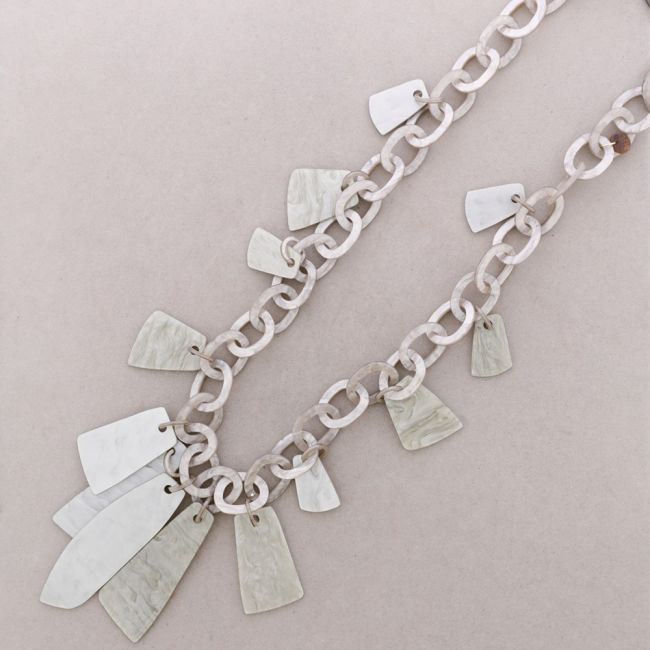 LONG NECKLACE WITH GEOMETRIC RESIN PENDANT LINKS