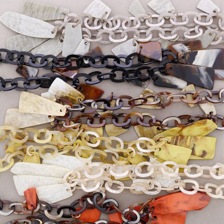COLLAR LARGO ESLABONES COLGANTES GEOMÉTRICOS RESINA 2