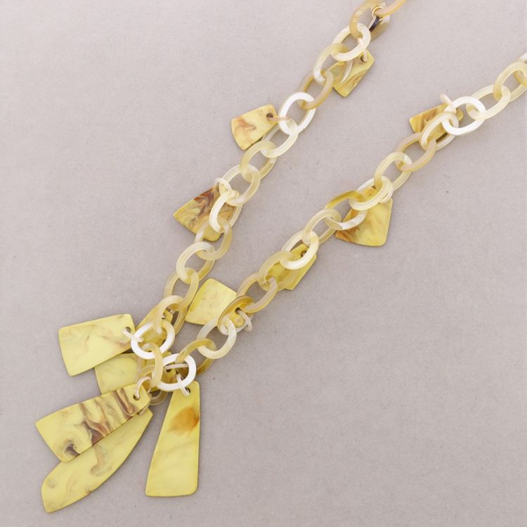 COLLAR LARGO ESLABONES COLGANTES GEOMÉTRICOS RESINA