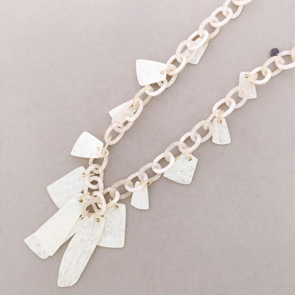 LONG NECKLACE WITH GEOMETRIC RESIN PENDANT LINKS
