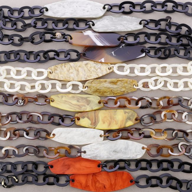 LONG NECKLACE WITH GEOMETRICAL RESIN LINKS