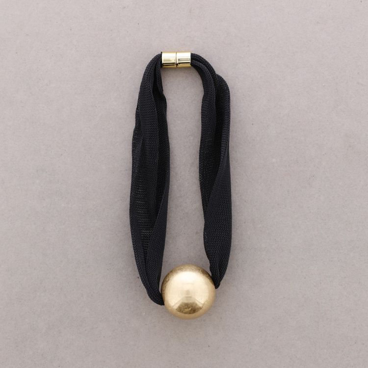 MAGNETIC CHOKER WITH METAL BALL PENDANT