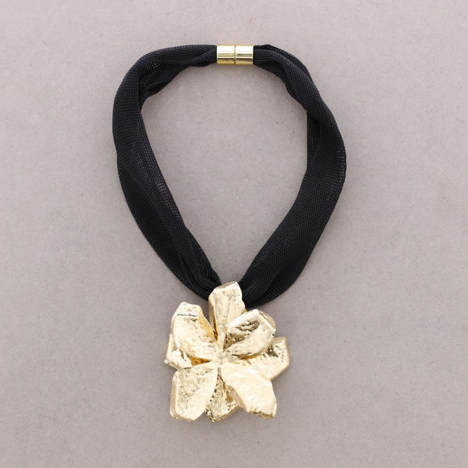 GARGANTILLA IMÁN MALLA COLGANTE FLOR METAL