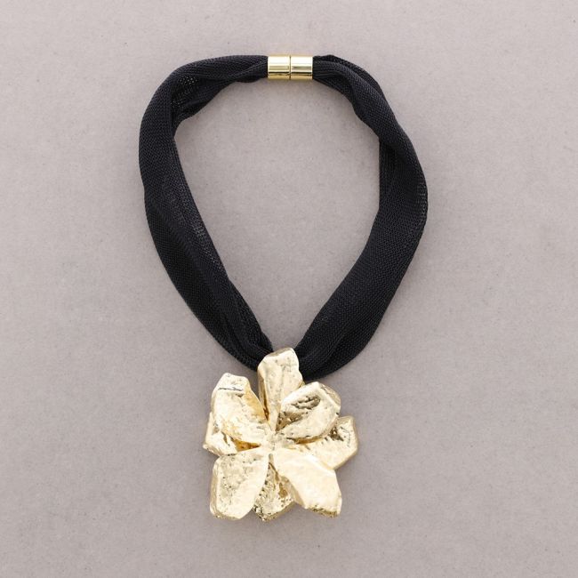 GARGANTILLA IMÁN MALLA COLGANTE FLOR METAL
