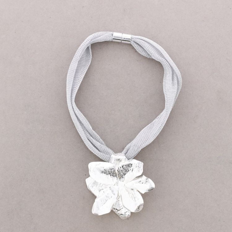 GARGANTILLA IMÁN MALLA COLGANTE FLOR METAL