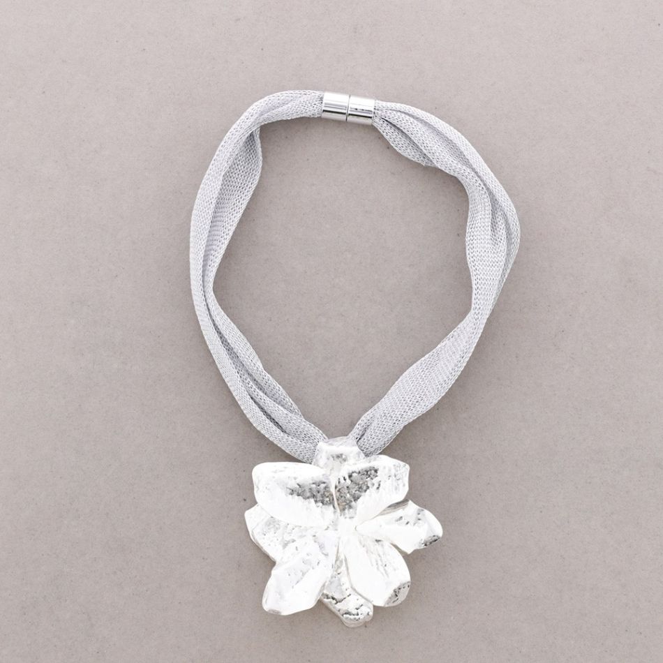 GARGANTILLA IMÁN MALLA COLGANTE FLOR METAL